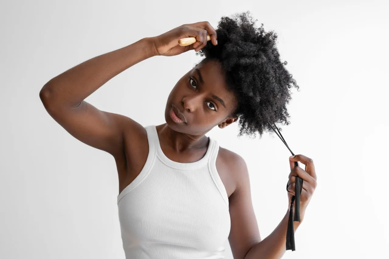 Geste de soin sur des cheveux crépus